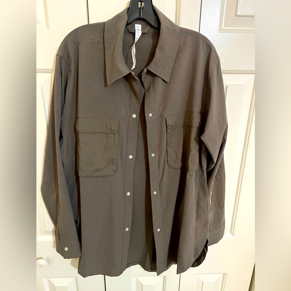 EUC Lululemon WovenAir Hiking Overshirt,
Nomad, size of 10